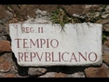 02973 ostia - regio ii - insula ix - tempietto repubblicano (ii,ix,4) - decumanus maximus ecke via dei molini - schild.jpg